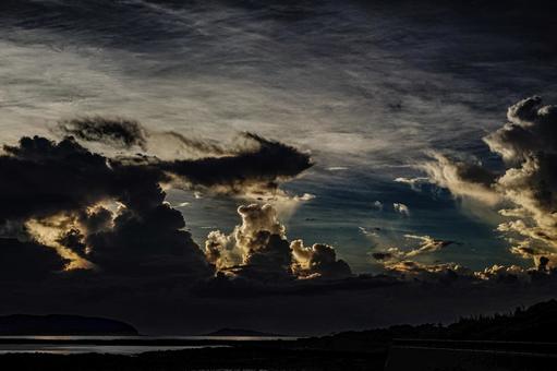 <素材>夏の夜明けの海の入道雲 <素材>夏の夜明けの海の入道雲 海,空,サンセットの写真素材