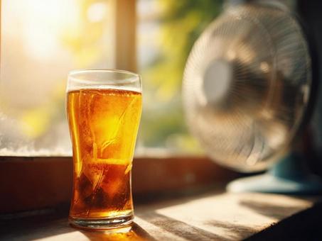 氷の融けた麦茶と扇風機 氷の融けた麦茶と扇風機の写真