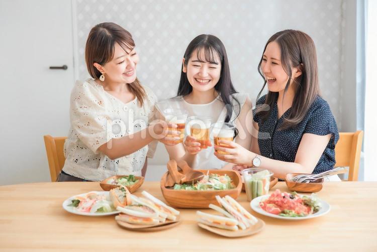 ビールをで乾杯する女性たち（乾杯） 女子会,食事,ビールの写真素材