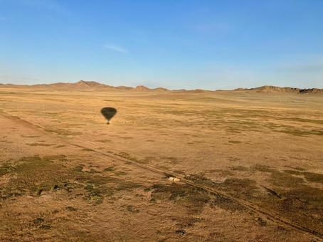 気球の影とモンゴルの平原 気球の影とモンゴルの平原 モンゴル,平原,草原の写真素材