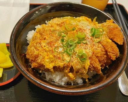 卵とじカツ丼とたくあんの定食 卵とじカツ丼とたくあんの定食 かつ丼,卵とじ,カツ丼の写真素材