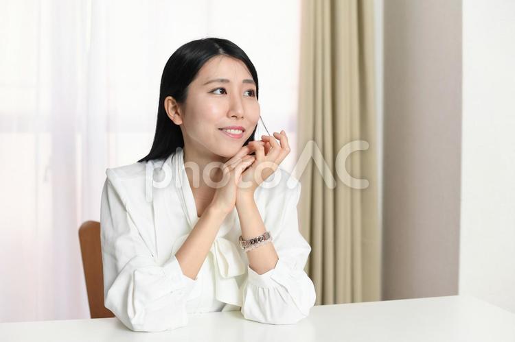 明るい室内で座る笑顔の若いアジア人女性 女性,笑顔,人物の写真素材