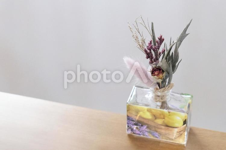 花と花瓶とシンプルな背景　壁紙　インテリア　白 背景,花,ドライフラワーの写真素材