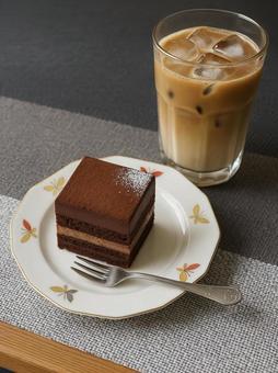 チョコレートケーキとアイスカフェ・オ・レ チョコレートケーキとアイスカフェ・オ・レの写真