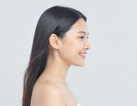 髪がなびいている 若い笑顔の女性 8 髪がなびいている 若い笑顔の女性 8の写真