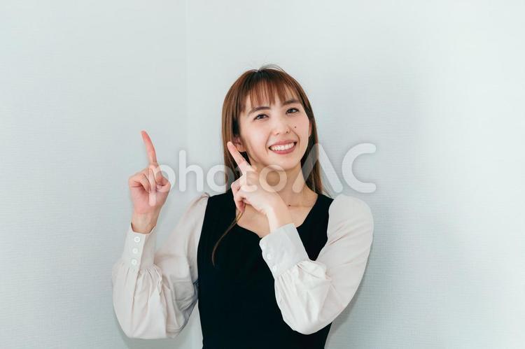 両手で指をさす女性 女性,ロングヘアー,仕事の写真素材