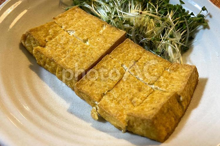 厚揚げ 厚揚げ,生揚げ,揚げ豆腐の写真素材