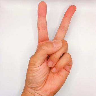 左手ピースサイン 左手ピースサインの写真
