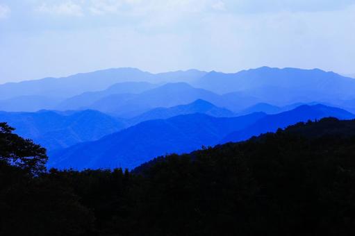 青のグラデーション　中国山地 青,蒼,グラデーションの写真素材