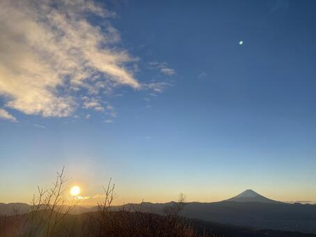 晴れ渡る空に昇る初日の光 朝焼け,日の出,初日の出の写真素材