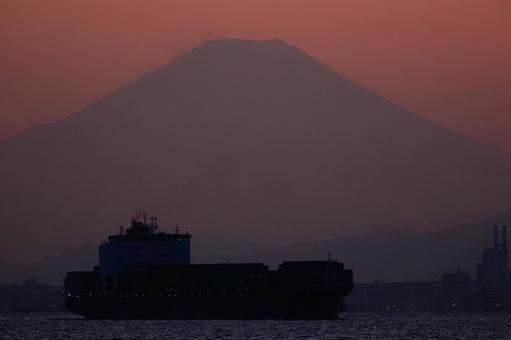 航海ははるばる富士山を横切るの写真