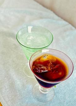 アイスコーヒーと炭酸水 アイスコーヒーと炭酸水 飲み物,薄いカラフルガラス,ピンクの写真素材