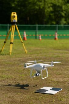 測量現場のドローン着陸準備の写真