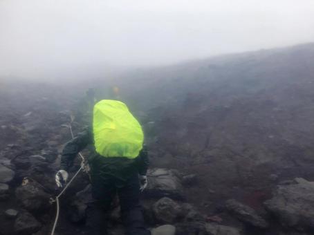Image material of mountain climbers, Mt. Fuji climbers, climbers, people who climb the rocks of Mt. Fuji, climbing in bad weather, climbing Mt. Fuji in bad weather / climbers Image material of mountain climbers, Mt. Fuji climbers, climbers, people who climb the rocks of Mt. Fuji, climbing in bad weather, climbing Mt. Fuji in bad weather / climbers