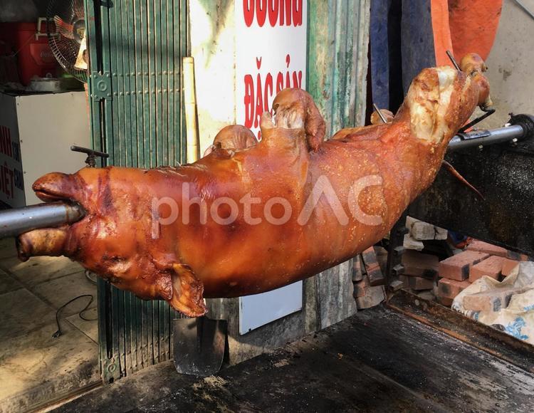 ベトナムの豚の丸焼き1 ベトナム,ベトナム旅行,路地の写真素材