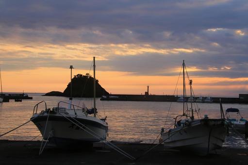 A beautiful sunset seen beyond Nishina Port, JPG A beautiful sunset seen beyond Nishina Port, JPG