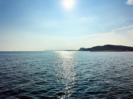 太陽にきらめく青い海と青い空 太陽にきらめく青い海と青い空 空,青空,海の写真素材