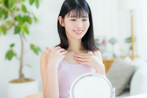 スキンケアをする女性 美容,スキンケア,ムダ毛処理の写真素材