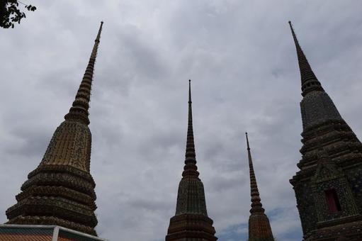 空とタイバンコクの仏塔のある寺院 空とタイバンコクの仏塔のある寺院の写真