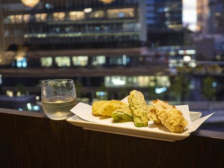 夜景に映える天ぷらと冷酒 天ぷら,日本酒,和食の写真素材