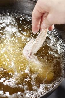 鶏の手羽先 揚げているシーン 鶏の手羽先 揚げているシーン 鶏の手羽先,揚げる,鶏肉の写真素材