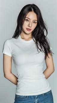 洗練されたカジュアルスタイルをまとう女性の写真