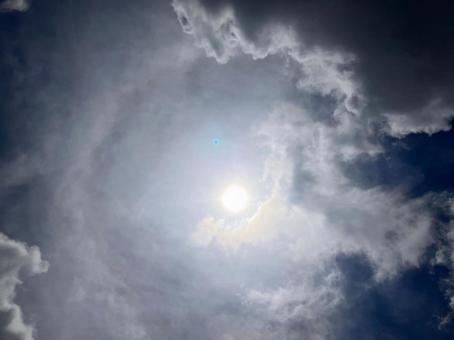 雲からのぞく太陽 雲からのぞく太陽の写真