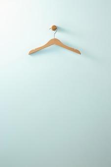 あさぎ色の壁にかかったハンガー あさぎ色,木製ハンガー,屋内の写真素材