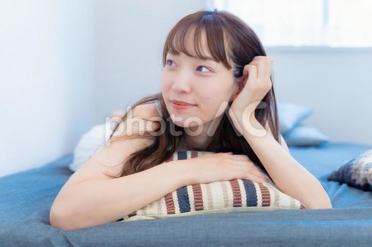 うつ伏せでくつろぐ女性 女性,うつ伏せ,1人の写真素材