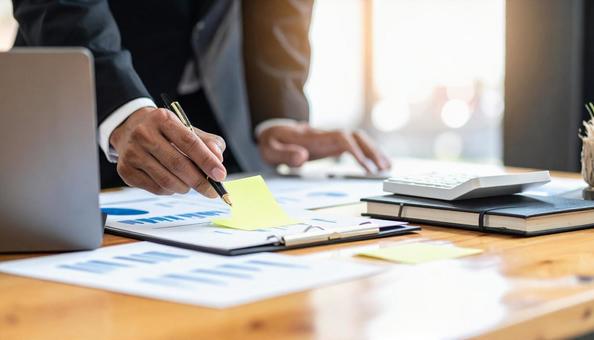 企画提案の為のブレストをする男性 企画提案の為のブレストをする男性の写真