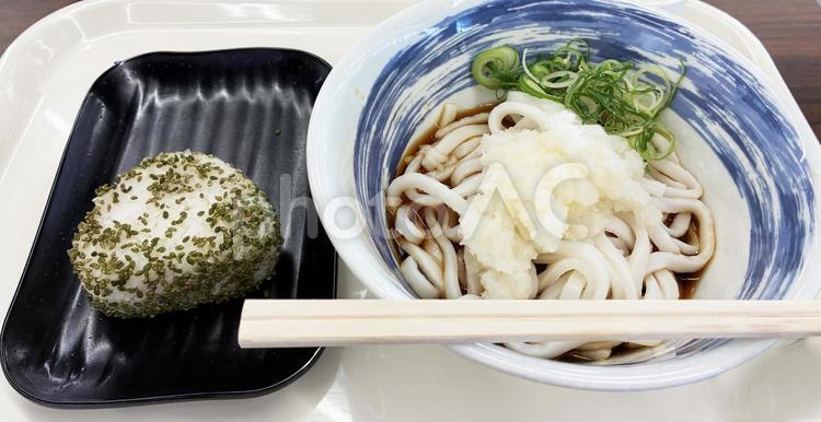 おろしうどんとおにぎり うどん,和風,おろしうどんの写真素材