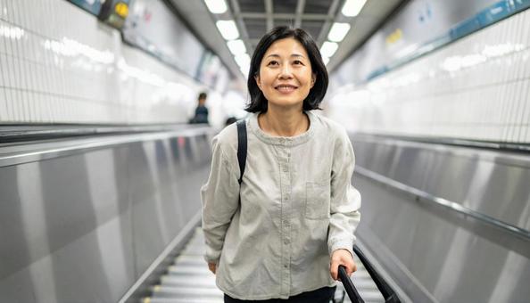 地下鉄の階段を上る日本人女性 地下鉄の階段を上る日本人女性の写真