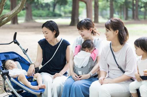 ママ友 母親 育児 ママ友 母親 育児 ママ友,公園,男性の写真素材