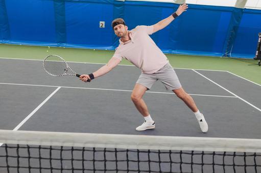 白い靴を履いた男性のプレー姿 男性,外国人,テニスの写真素材