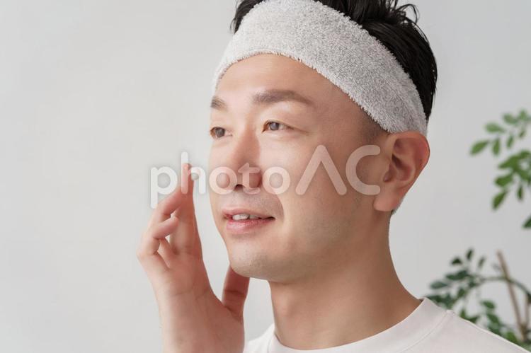 スキンケアをする男性  スキンケア,男性,40代の写真素材
