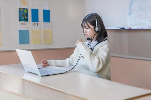 ヘッドセットをした学生 ヘッドセットをした学生 女子学生,制服,中学生の写真素材