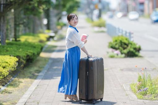 スーツケースを運ぶ綺麗な女性 スーツケースを運ぶ綺麗な女性 スーツケース,旅行,ハードケースの写真素材
