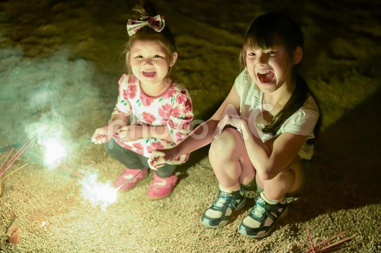 花火を楽しむ子供達 花火,子供,遊ぶの写真素材