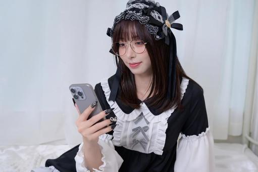 スマホを操作する地雷系女子 スマホを操作する地雷系女子 スマホ,携帯,眼鏡の写真素材