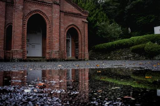 <素材>雨上がりの観光地の水溜まり <素材>雨上がりの観光地の水溜まり 雨,雨上がり,水溜まりの写真素材