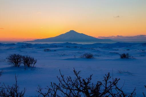 夕焼けを背に映える冬の利尻岳 夕焼けを背に映える冬の利尻岳の写真