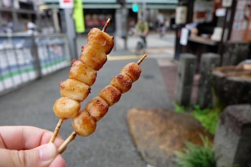 食べ歩きのみたらしだんごと街並み(高山 食べ歩きのみたらしだんごと街並み(高山の写真