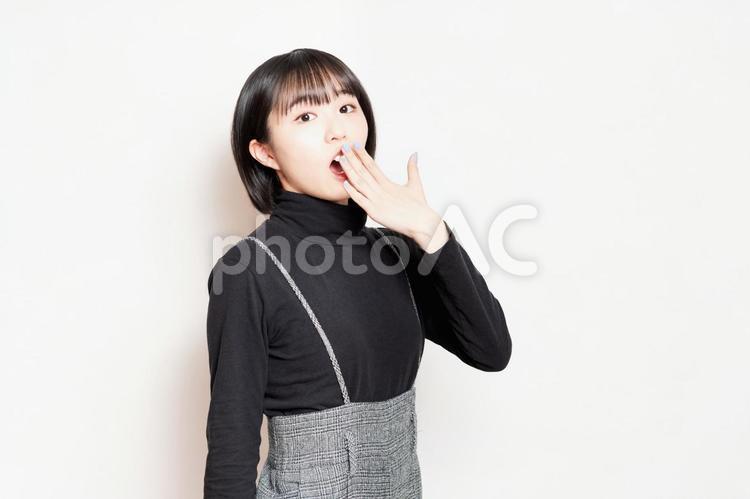 驚いている黒い服を着た若い女性 驚く,びっくり,若いの写真素材
