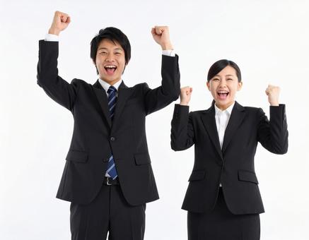ガッツポーズする若い男女ビジネスマン ガッツポーズする若い男女ビジネスマンの写真