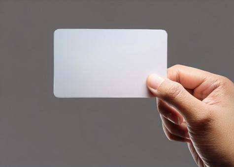 白紙のカードを横向きに持つ手の写真