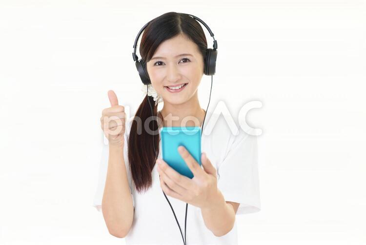 音楽を楽しむ笑顔の女性 女性,ヘッドフォン,女の写真素材