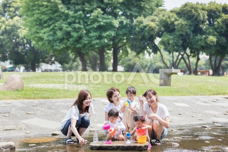 ママ友　母親　育児　水遊び ママ友,公園,女性の写真素材