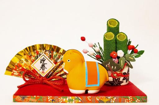 午年年賀状　門松と扇と午の置物 午年年賀状,午,扇の写真素材