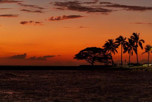 ハワイ　カハナモクビーチの夕暮れ ハワイ,アメリカ,ホノルル州の写真素材