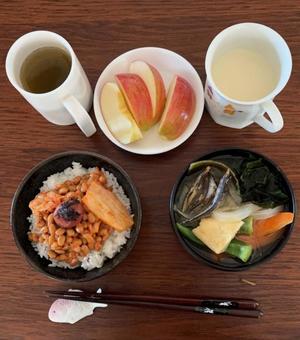 こまちご飯にキムチ納豆とかつお梅等の朝食 こまちご飯にキムチ納豆とかつお梅等の朝食 朝食,ご飯,こまちご飯の写真素材